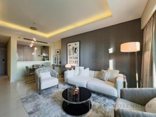 Stylish 1BR Paramount - Iconic City & Pool Views - Dubai - 5