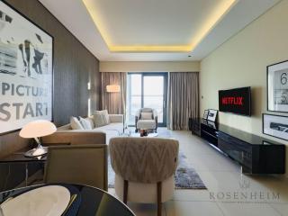 Stylish 1BR Paramount - Iconic City & Pool Views - Dubai - 7