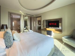 Stylish 1BR Paramount - Iconic City & Pool Views - Dubai - 4