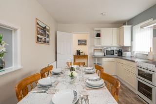 Trefisheg Bungalow - 9