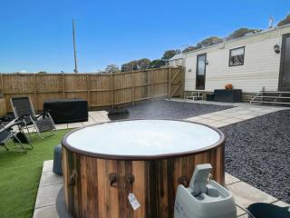 Hopkins Retreat - 3 Bedroom Caravan - Hot Tub - Swansea - 0