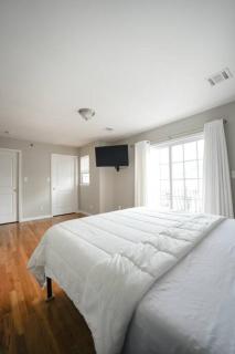 Newark Liberty Brick House - Private Bedroom 4 - 2