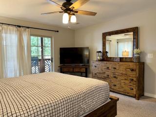 Lakefront Condo A-1 with Large Balcony - Hollister - 1