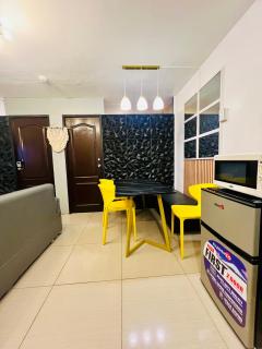 GOLDY'S PLACE 2-BEDROOM WITH BALCONY NETFLX Karaoke Youtube - Anabu Primero - 8