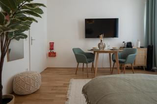 Bright Modern Studio in Center with a Queen Bed - 1