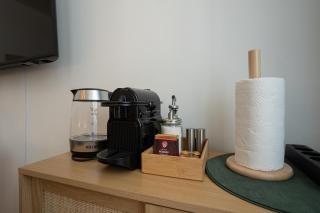 Bright Modern Studio in Center with a Queen Bed - 1