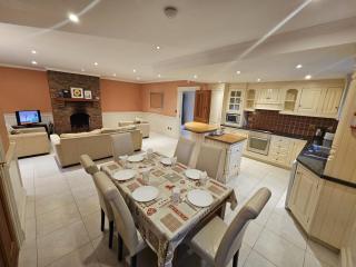 3 Clos Na Feirme Three Bedroom House with Hot Tub - 3