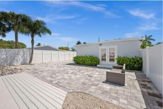 Charming 2BD Waterfront Home in Naples - 0