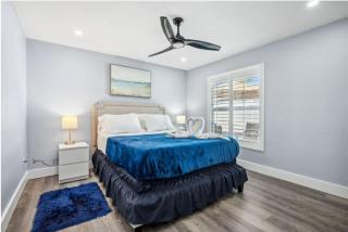 Charming 2BD Waterfront Home in Naples - 9