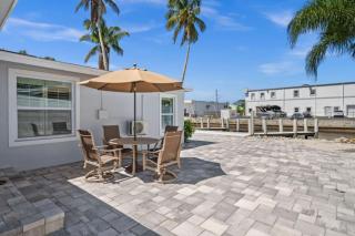 Charming 2BD Waterfront Home in Naples - 3