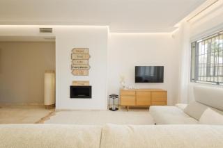 3-Story Townhouse for 7, Newly Renovated, Terrace, BBQ, and Beach Access in Arenal, Marbella - 7