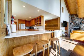 4 Mi to Lake Tahoe Family Cabin with 3 Decks! - 2