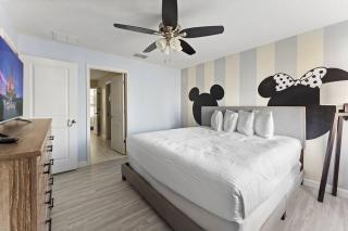 The Magic Kingdom 9BR Resort Pool Home Near Disney - 4
