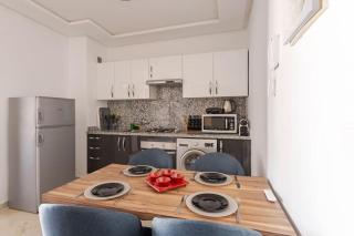 Cozy Suite & Balcony - Beach & Train Station - 1