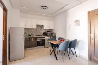 Cozy Suite & Balcony - Beach & Train Station - 4