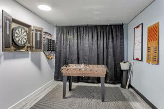 Central 4BD Home - Spacious Backyard & Fun Games - Omaha - 4