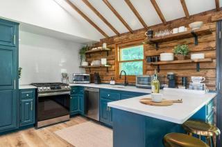 Luxury Getaway Cabin, Hot Tub, Sauna and More! - 2