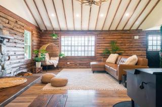Luxury Getaway Cabin, Hot Tub, Sauna and More! - Cobleskill - 8