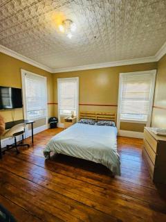 Nice large room in Federal Hill with shared bath and kitchen ac - Providence - 1