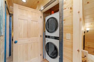 The Outlaw - The Ultimate Cabin with Pool, Hot Tub & Games! - 2