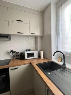 KB 21 - Metro 7 - AC - Free Parking - 4 pers - 6