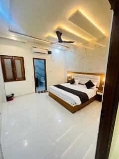 shri raman niwas near bankey bihari - 1