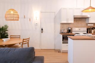 #1 - Luxurious 2Bds - Self Check in - Plateau - St-Denis - AC - TV - Montreal - 3