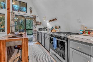 White Fir Chalet Dog Friendly Cabin in the Woods - 9