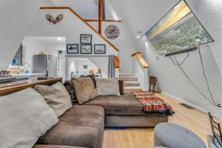 White Fir Chalet Dog Friendly Cabin in the Woods - 3