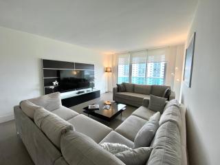 Luxurious and Centrally-located 1BR Condo by the beach! - Sunny Isles Beach - 2