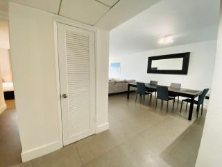Luxurious and Centrally-located 1BR Condo by the beach! - Sunny Isles Beach - 5