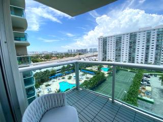 Luxurious and Centrally-located 1BR Condo by the beach! - Sunny Isles Beach - 8