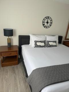 1508- Heart of Waikiki with Kitchen-Free Parking-King Bed-Corner Unit - Honolulu - 1