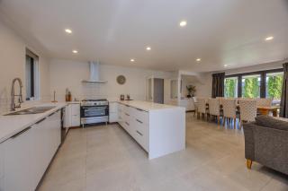 Mountain & Lake Views in Central Wanaka Home - Wanaka - 3