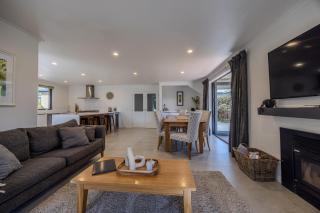 Mountain & Lake Views in Central Wanaka Home - Wanaka - 6