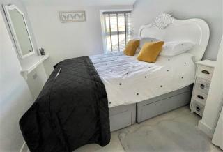 The Little Seahorse - Newly Renovated Cottage 5mins Walk The Beach with Hot Tub - 5