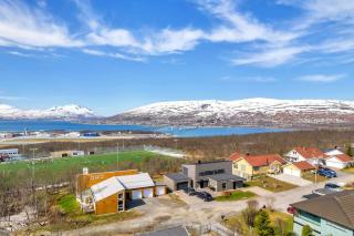 Elegant 4BR villa with great views and location - 8