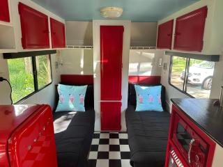 Alice & Elvis, Crescent Head, Retro Caravans with Deck, Bathroom & Outdoor Bath in a Bush Setting near the Beach - Crescent Head - 7