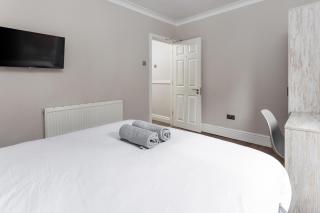 Room 4 at Jubilee House - Free Parking, Self Check-In, Fast WiFi and Smart TV by Yoko Property - Liverpool - 7
