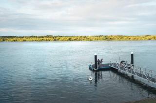 Jetty Flats - Stylish Waterfront Escape - 2