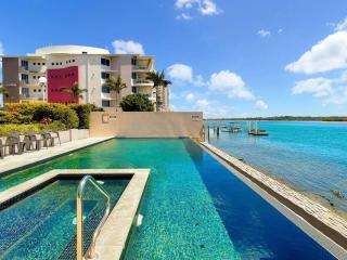 Relaxing Escape: Pool, Tennis Court, Garden Terrace & Water Views - Maroochydore - 0