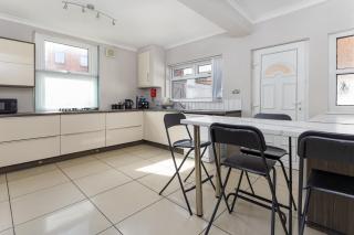 Room 3 at Jubilee House - Free Parking, Self Check-In, Fast WiFi and Smart TV by Yoko Property - Liverpool - 6