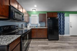 Relaxing 1BR King Bed Apt with Free Park - 9