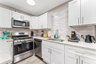 Prime West Downtown Studio and 1BR Suites w Free Parking, Washer, and Dryer - 4