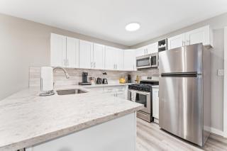 Prime West Downtown Studio and 1BR Suites w Free Parking, Washer, and Dryer - 3
