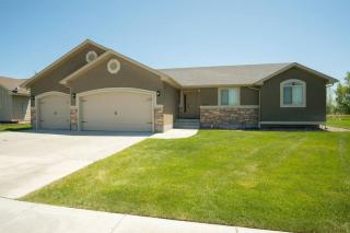 3 Car Garage Full Kitchen Large Backyard Smart TVs - Idaho Falls - 5