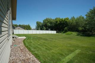 3 Car Garage Full Kitchen Large Backyard Smart TVs - 3