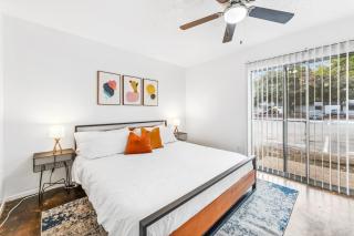 Heart of SoCo 2BR and 1BR King Suites with Free Parking, Pool, and Laundry Center - Austin - 7