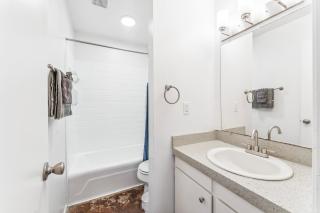 Heart of SoCo 2BR and 1BR King Suites with Free Parking, Pool, and Laundry Center - Austin - 2