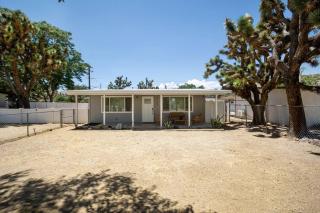 15 min to JT Park Hot Tub Cute Design Full Kitchen - Yucca Valley - 0